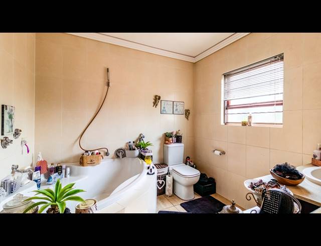 2 BEDROOM TOWNHOUSE FOR SALE IN BEDFORDVIEW